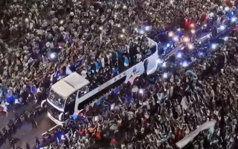 Mải ăn mừng, Messi suýt lao vào dây điện khi ngồi trên xe bus-1