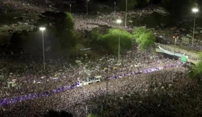 Mải ăn mừng, Messi suýt lao vào dây điện khi ngồi trên xe bus-12