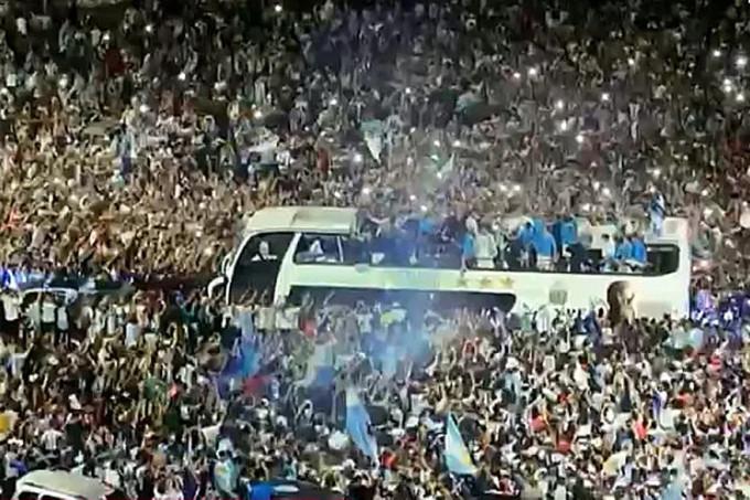 Mải ăn mừng, Messi suýt lao vào dây điện khi ngồi trên xe bus-13