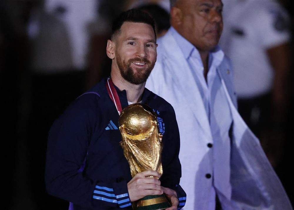 Mải ăn mừng, Messi suýt lao vào dây điện khi ngồi trên xe bus-5