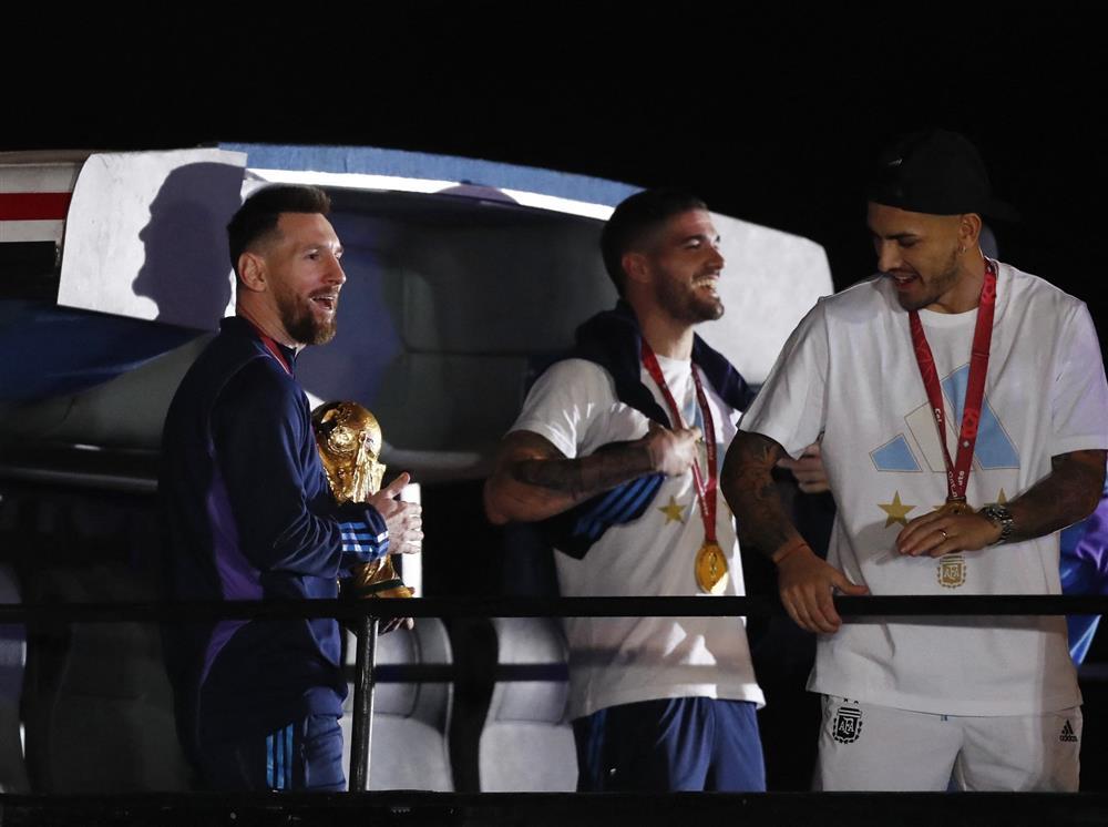 Mải ăn mừng, Messi suýt lao vào dây điện khi ngồi trên xe bus-5