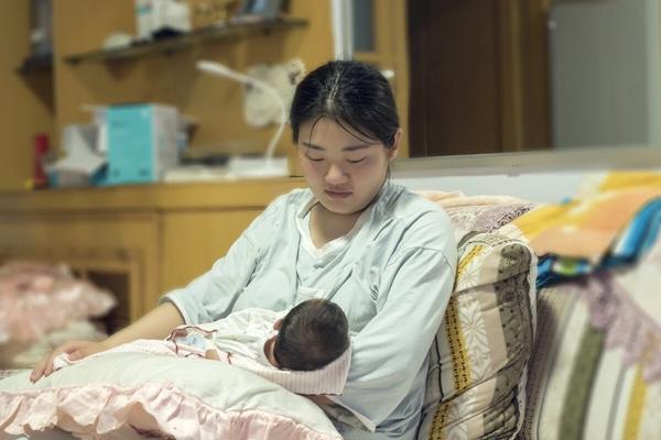 Con dâu đẻ được 10 ngày, mẹ chồng bắt dậy tự nấu nướng-2