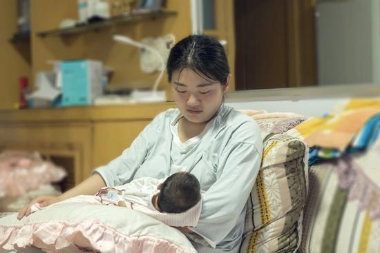 Con dâu đẻ được 10 ngày, mẹ chồng bắt dậy tự nấu nướng