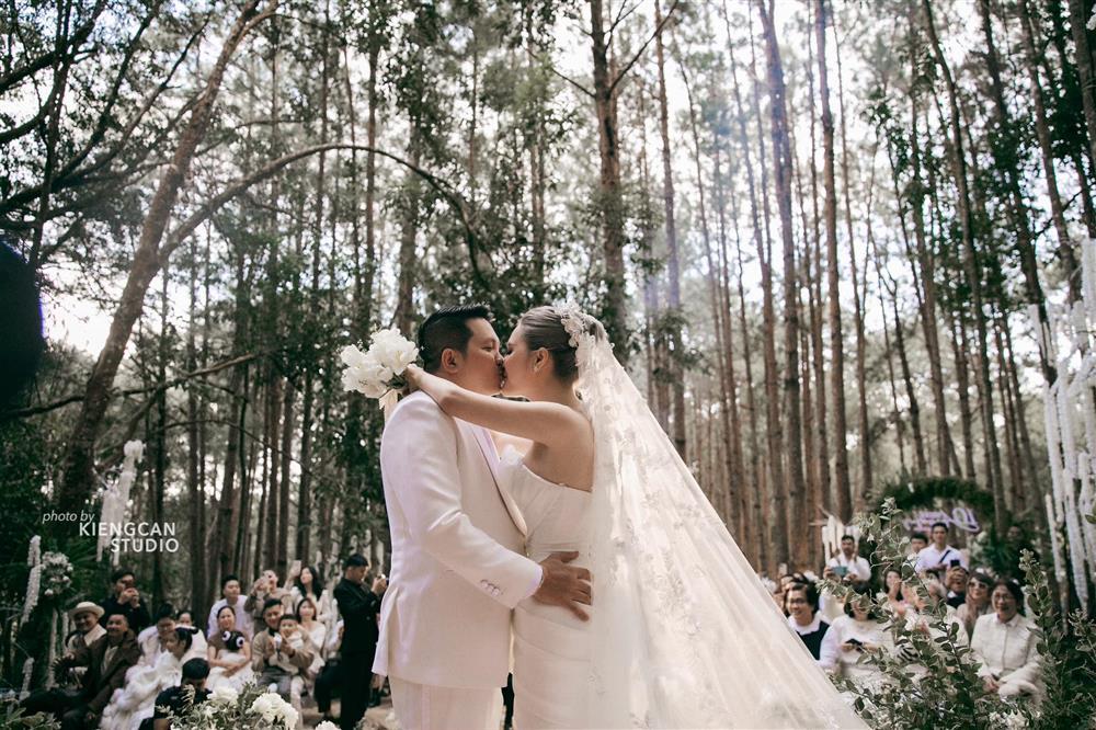 Đoàn Di Băng mặc váy cưới gợi cảm, nhan sắc ảnh bị tag ra sao?-3