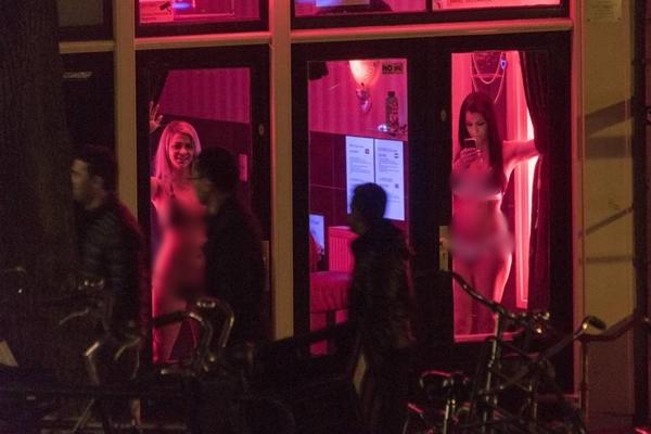 Lao động mại dâm ở Amsterdam phản đối lệnh cấm đứng cửa sổ-1