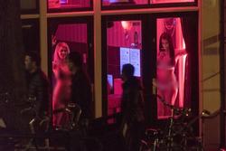 Lao động mại dâm ở Amsterdam phản đối lệnh cấm đứng cửa sổ