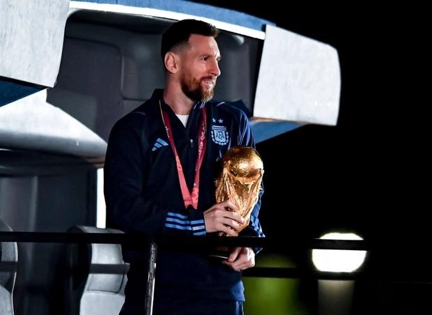 Cúp vô địch World Cup 2022 Messi mang về Argentina chỉ là bản sao-1