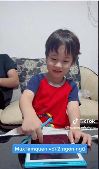 Hoàng Oanh cho con trai làm quen hai ngôn ngữ, còn nhỏ nhưng nhóc tỳ lại rất thông minh-1