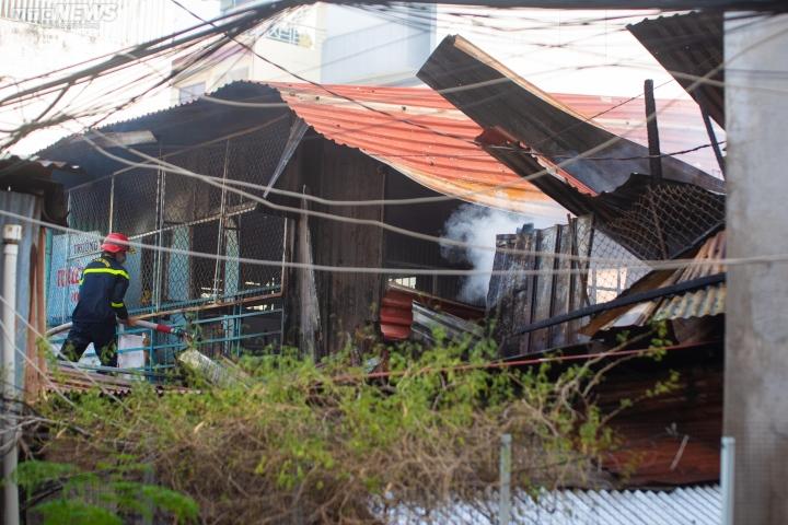 TP.HCM: Nhà trọ trong hẻm cháy dữ dội, nhiều người ôm tài sản tháo chạy-1