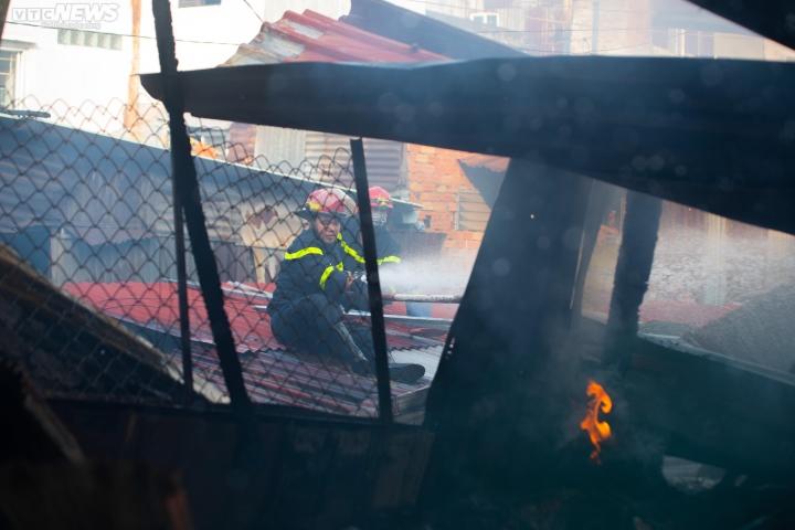 TP.HCM: Nhà trọ trong hẻm cháy dữ dội, nhiều người ôm tài sản tháo chạy-2