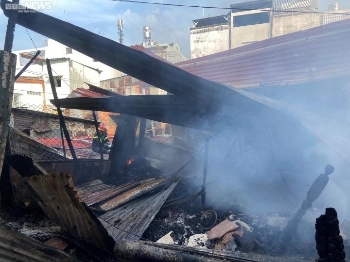 TP.HCM: Nhà trọ trong hẻm cháy dữ dội, nhiều người ôm tài sản tháo chạy-5