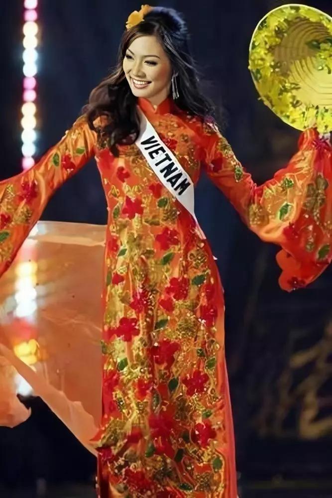 15 quốc phục Việt tại Miss Universe: Bộ Ngọc Châu đẹp nhất?-2