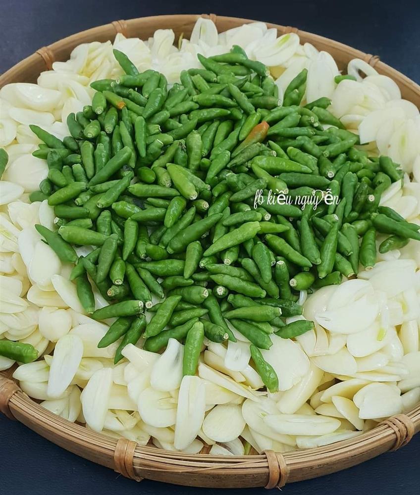 Cách làm tỏi ớt ngâm giấm thơm ngon, không xanh, không nổi váng-3