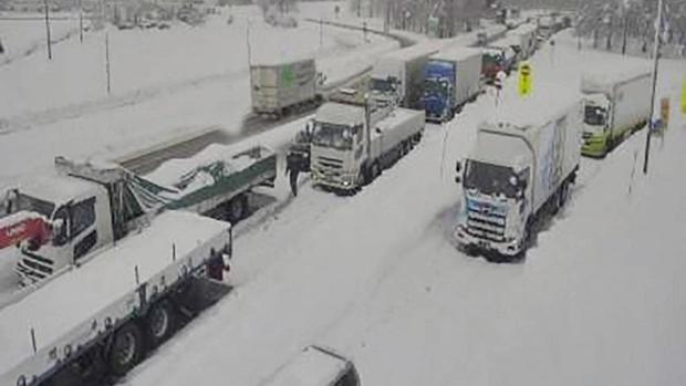 Tuyết rơi kỷ lục ở Nhật Bản gây tắc đường trên cao tốc-1