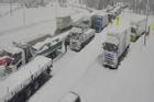 Tuyết rơi kỷ lục ở Nhật Bản gây tắc đường trên cao tốc