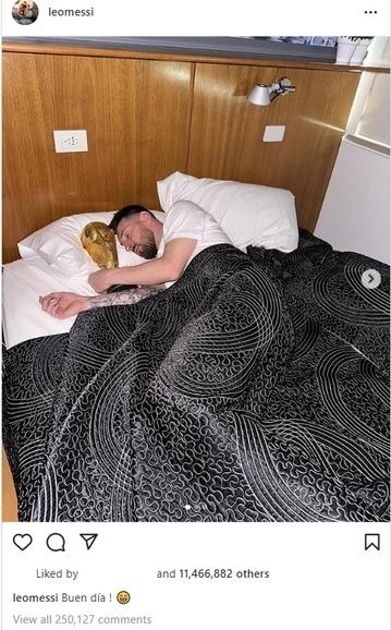 Bão mạng loạt ảnh Messi ôm cúp vàng World Cup đi ngủ-3