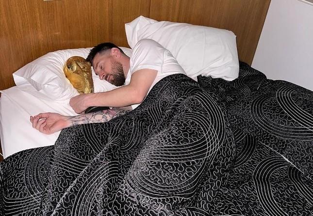 Bão mạng loạt ảnh Messi ôm cúp vàng World Cup đi ngủ-1