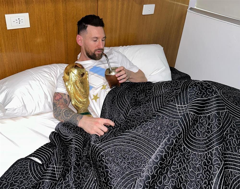 Bão mạng loạt ảnh Messi ôm cúp vàng World Cup đi ngủ-2