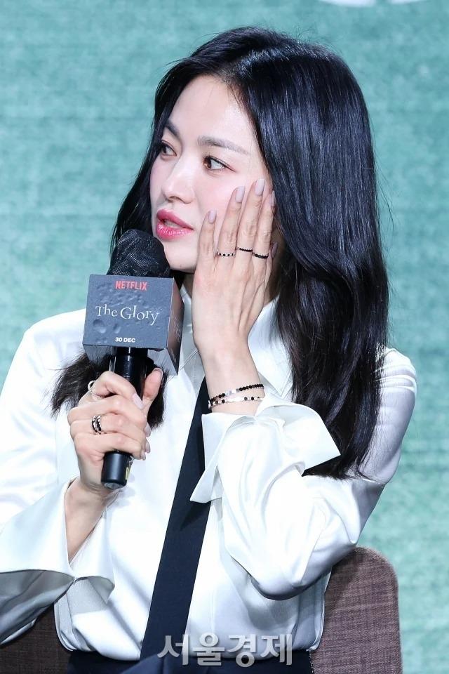 Song Hye Kyo lần đầu bị tát sưng mặt-1