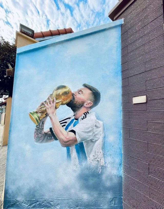 Fan cứng Messi chơi lớn vẽ hình thần tượng trước cổng nhà-6