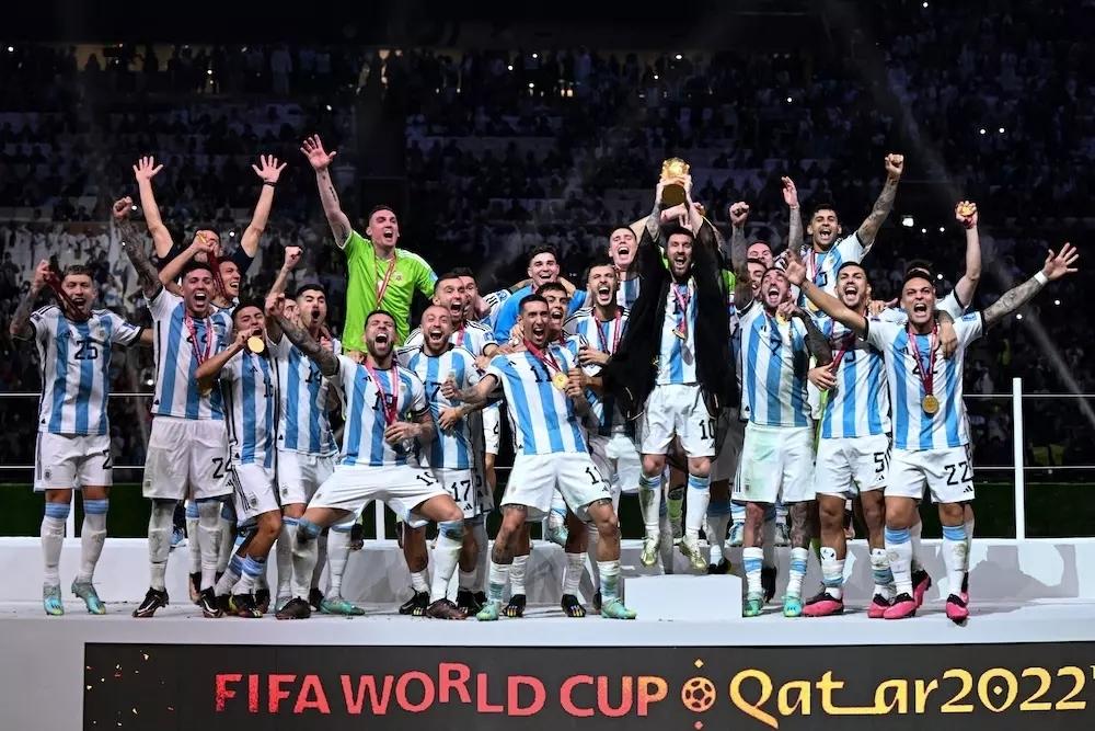 Biển người chào đón Messi mang cúp vô địch World Cup 2022 trở về