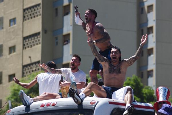 Nhảy từ trên cầu xuống xe buýt chở Messi, 2 CĐV Argentina suýt chết-2