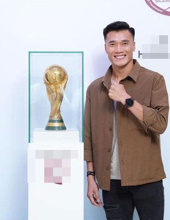 Bùi Tiến Dũng sống ảo bên cúp vàng thật nặng 6kg ở Qatar-1