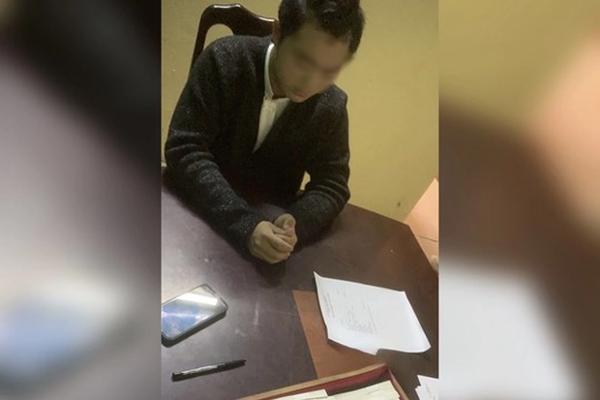 Một thiếu niên làm điều đáng xấu hổ trên tượng thờ đền Đức ông Hoàng Cần-1