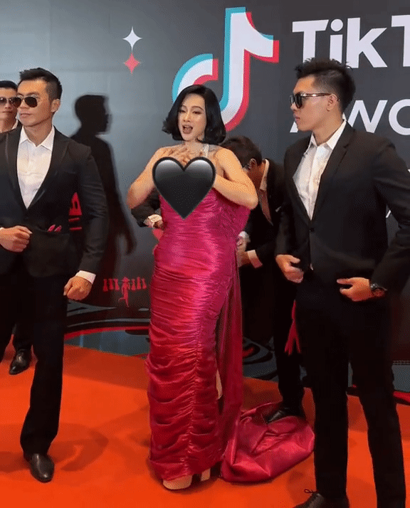 Angela Phương Trinh được vệ sĩ thay váy trên thảm đỏ: Lố hay chất?-2