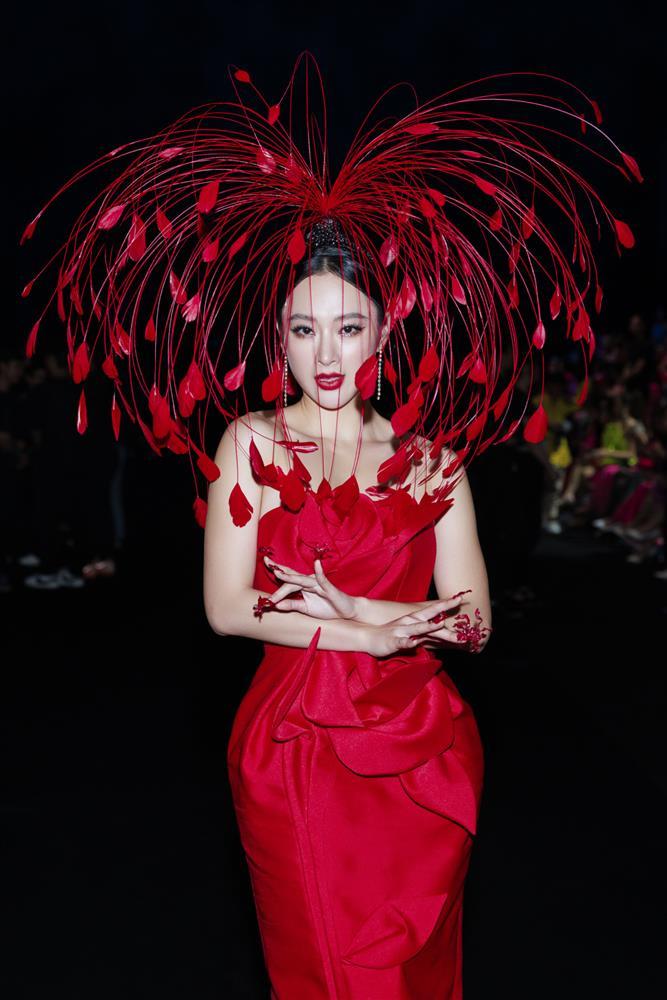 Angela Phương Trinh được vệ sĩ thay váy trên thảm đỏ: Lố hay chất?-6