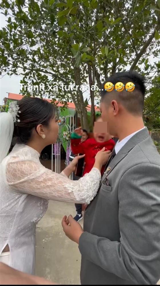 Dự đám cưới ba mẹ, con trai khóc thét khi thấy mặt cô dâu-1
