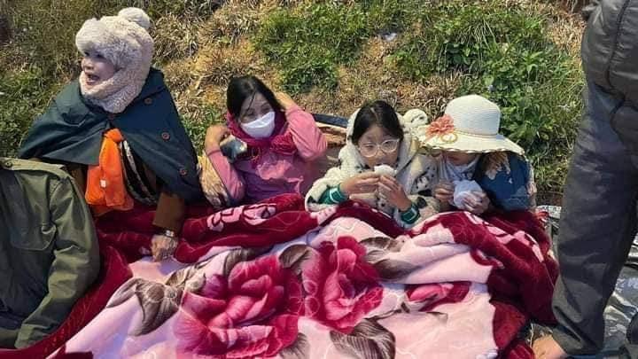 Đi du lịch Đà Lạt mùa đông, cả nhà nằm giữa đường đắp chăn bông-1