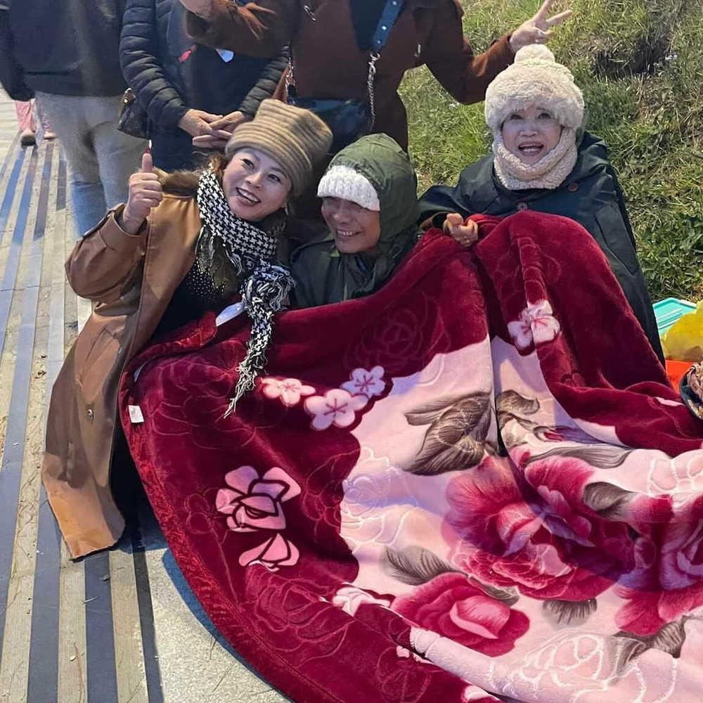 Đi du lịch Đà Lạt mùa đông, cả nhà nằm giữa đường đắp chăn bông-2