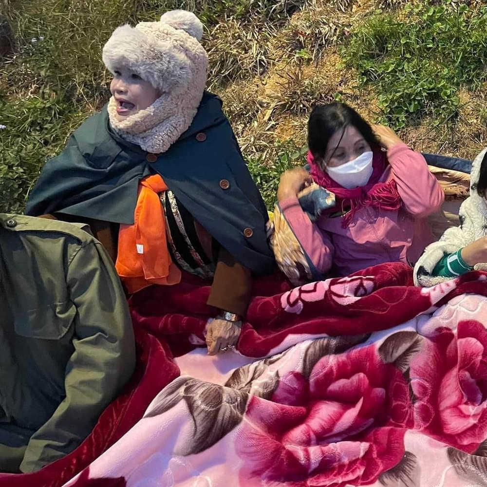 Đi du lịch Đà Lạt mùa đông, cả nhà nằm giữa đường đắp chăn bông-3