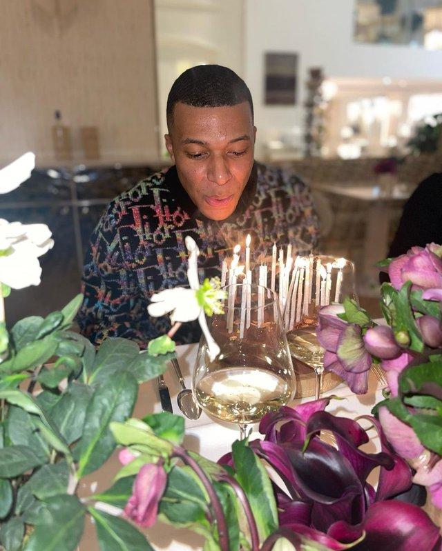 Gạt buồn chung kết World Cup, Kylian Mbappé mừng sinh nhật tuổi 24-1