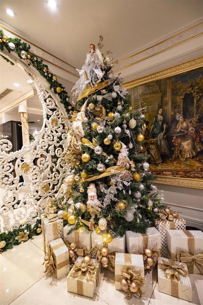 Chói mắt giáng sinh ở penthouse dát vàng 650m2 của Ngọc Thanh Tâm-2