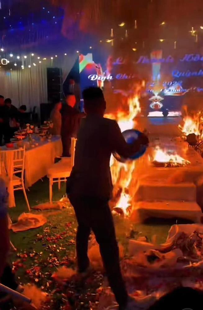 Trang trí đám cưới bằng cỏ lau, cô dâu chú rể suýt mất luôn ngày vui-2