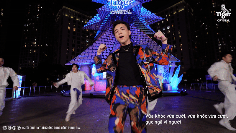 Soobin, Rhymastic cùng Last Fire khuấy động mùa Gáng sinh dưới cây thông pha lê khổng lồ-3