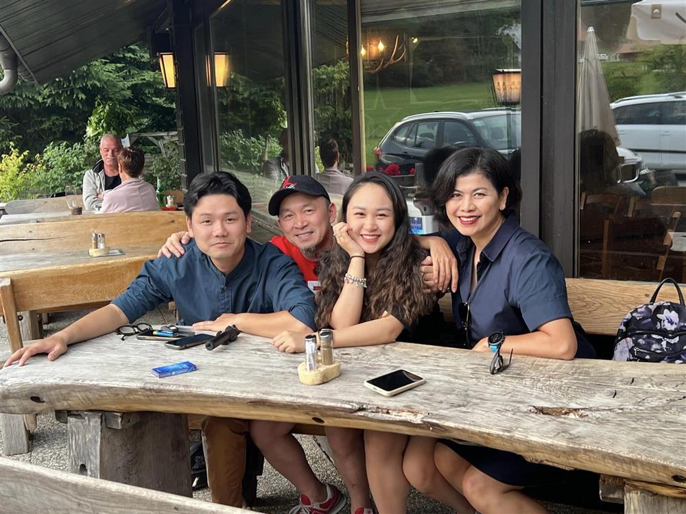 Nhạc sĩ Quốc Trung lâu lâu khoe vợ mới, nhan sắc ra sao?-9