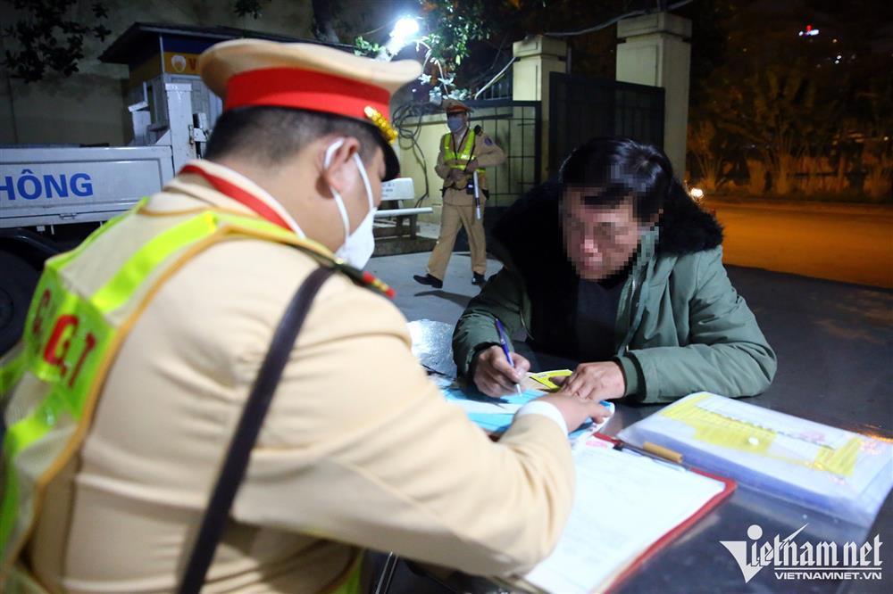 Clip: Chồng vi phạm giao thông, vợ lăng mạ CSGT là nông dân quèn-3