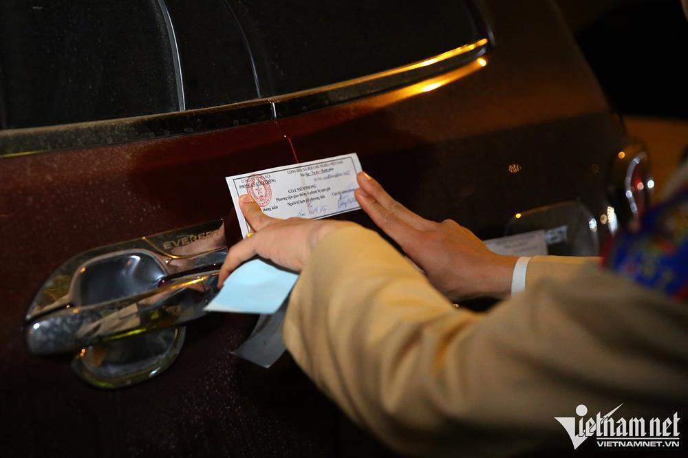 Clip: Chồng vi phạm giao thông, vợ lăng mạ CSGT là nông dân quèn-4