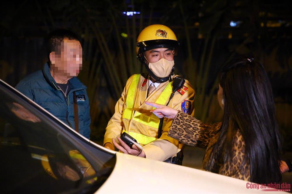 Clip: Chồng vi phạm giao thông, vợ lăng mạ CSGT là nông dân quèn-2