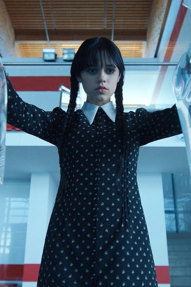 Jennie bắt trend tóc tết cô Tư Wednesday tại concert-2