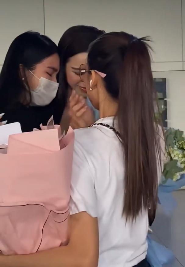 Phương Anh nức nở tại sân bay sau thất bại Miss International-1