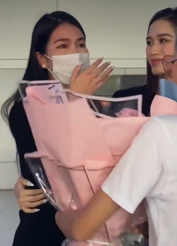 Phương Anh nức nở tại sân bay sau thất bại Miss International-4