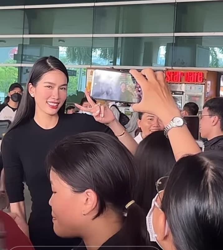 Phương Anh nức nở tại sân bay sau thất bại Miss International-7