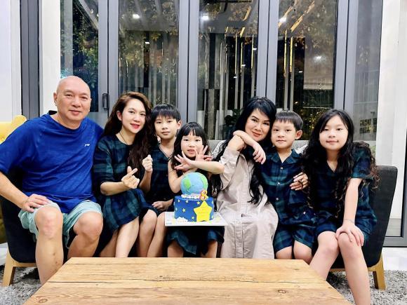 Lý Hải, Minh Hà và 4 con chăm diện đồng phục nhất showbiz Việt-4