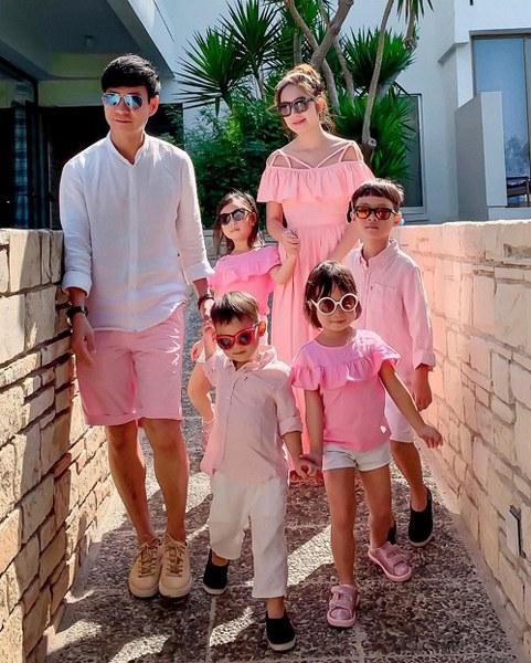 Lý Hải, Minh Hà và 4 con chăm diện đồng phục nhất showbiz Việt-10