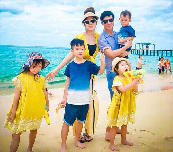 Lý Hải, Minh Hà và 4 con chăm diện đồng phục nhất showbiz Việt-11