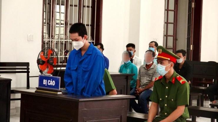 Can ngăn đánh nhau, cha bị đánh, con bị tội giết người-1